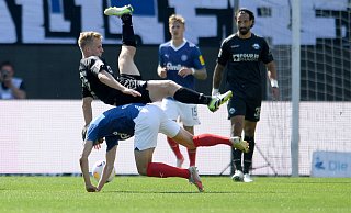 SCP-Youngster Mattes Hansen, der von Steven Skrzybski ausgehebelt wird, hatte nicht nur in dieser Szene einen schweren Stand. - dpa SCP-Youngster Mattes Hansen, der von Steven Skrzybski ausgehebelt wird, hatte nicht nur in dieser Szene einen schweren Stand. - dpa