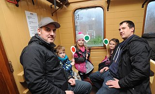 Stephan Borggreve, Max, Emma, Amelie und Kilian Gorn genossen die nostalgische Bahnfahrt an Heiligabend zwischen Pr. Oldendorf und Bad Essen. - Joern Spreen-Ledebur Stephan Borggreve, Max, Emma, Amelie und Kilian Gorn genossen die nostalgische Bahnfahrt an Heiligabend zwischen Pr. Oldendorf und Bad Essen. - Joern Spreen-Ledebur