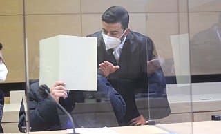 Rechtsanwalt Ali Senol (rechts) spricht im Saal des Bielefelder Landgerichts mit seinem Mandanten. - Florian Weyand Rechtsanwalt Ali Senol (rechts) spricht im Saal des Bielefelder Landgerichts mit seinem Mandanten. - Florian Weyand