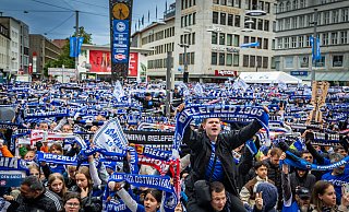 Fans von Arminia Bielefeld feiern auf dem Jahnplatz leidenschaftlich den historischen Einzug ins DFB-Pokalfinale. - Sarah Jonek Fans von Arminia Bielefeld feiern auf dem Jahnplatz leidenschaftlich den historischen Einzug ins DFB-Pokalfinale. - Sarah Jonek