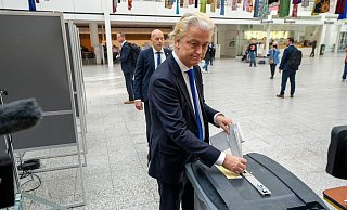Geert Wilders von der radikal-rechten Partei für die Freiheit (PVV) während seiner Stimmabgabe in Den Haag zur Europawahl. - Peter Dejong/AP/dpa Geert Wilders von der radikal-rechten Partei für die Freiheit (PVV) während seiner Stimmabgabe in Den Haag zur Europawahl. - Peter Dejong/AP/dpa