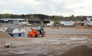 Auf dem E-Center-Gelände zwischen Ernstmeierstraße und Salzufler Straße ist jetzt der Untergrund für einen Neubau vorbereitet. - Frank-Michael Kiel-Steinkamp Auf dem E-Center-Gelände zwischen Ernstmeierstraße und Salzufler Straße ist jetzt der Untergrund für einen Neubau vorbereitet. - Frank-Michael Kiel-Steinkamp