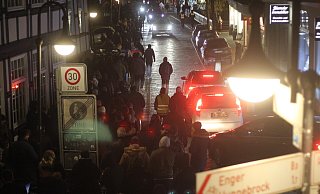 Ein Porsche-Fahrer stoppt an der Bahnhofstraße und hupt, als die "Spaziergänger" vorbeigehen. - Florian Weyand Ein Porsche-Fahrer stoppt an der Bahnhofstraße und hupt, als die "Spaziergänger" vorbeigehen. - Florian Weyand