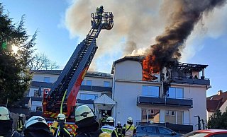 Großeinsatz für die Feuerwehren am Samstagvormittag in Bad Meinberg an diesem Mehrfamilienhaus. - FFW Horn-Bad Meinberg Großeinsatz für die Feuerwehren am Samstagvormittag in Bad Meinberg an diesem Mehrfamilienhaus. - FFW Horn-Bad Meinberg