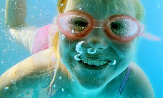 Zum Lachen ist ihnen allerdings nicht zumute: Die Interessengemeinschaft "Lebenswertes Bünde" sei letzte Woche "zweimal überrascht" worden. - Roland Weihrauch/dpa Zum Lachen ist ihnen allerdings nicht zumute: Die Interessengemeinschaft "Lebenswertes Bünde" sei letzte Woche "zweimal überrascht" worden. - Roland Weihrauch/dpa