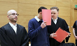 Der angeklagte Syrer wird von Baris Devtletli (links) und Burkhard Benecken (rechts) vertreten. Der Antrag seiner Verteidiger, seinen Haftbefehl aufzuheben, ist abgelehnt worden. - Alex Lehn Der angeklagte Syrer wird von Baris Devtletli (links) und Burkhard Benecken (rechts) vertreten. Der Antrag seiner Verteidiger, seinen Haftbefehl aufzuheben, ist abgelehnt worden. - Alex Lehn
