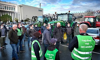 Rund 40 Landwirte äußeren ihren Unmut vor dem Fleischwerk Tönnies über die gesenkten Schweinepreise. Dass die Bauern nun noch dringlicher das Gespräch mit Verarbeiten und Handel suchen, macht Alfred Micheel mit seiner Weste deutlich. Er ist mit seinen Kindern Linus und Inga aus Ennigerloh zu der Kundgebung gekommen. - Andreas Frücht Rund 40 Landwirte äußeren ihren Unmut vor dem Fleischwerk Tönnies über die gesenkten Schweinepreise. Dass die Bauern nun noch dringlicher das Gespräch mit Verarbeiten und Handel suchen, macht Alfred Micheel mit seiner Weste deutlich. Er ist mit seinen Kindern Linus und Inga aus Ennigerloh zu der Kundgebung gekommen. - Andreas Frücht