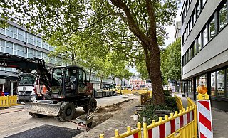 Bei Fernwärmearbeiten an der Elsa-Brändström-Straße in Bielefeld verursachte ein Bagger einen Stromausfall. In vielen Büros fielen die Rechner kurzzeitig aus. - Peter Unger Bei Fernwärmearbeiten an der Elsa-Brändström-Straße in Bielefeld verursachte ein Bagger einen Stromausfall. In vielen Büros fielen die Rechner kurzzeitig aus. - Peter Unger