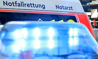 Rettungswagen und Polizei sind am Einsatzort. - Symbolfoto: Jens Reichenbach Rettungswagen und Polizei sind am Einsatzort. - Symbolfoto: Jens Reichenbach