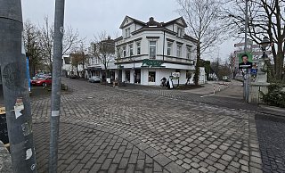 Diese Kreuzung und der Frühlingsweg (rechts) werden neu gestaltet und saniert. Dafür müssen auch Bäume gefällt werden. - Gerald Dunkel Diese Kreuzung und der Frühlingsweg (rechts) werden neu gestaltet und saniert. Dafür müssen auch Bäume gefällt werden. - Gerald Dunkel