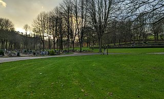 Viel freie Fläche bietet der Westfriedhof Höxter, der in der Ortschaft Lütmarsen angelegt wurde. Jetzt soll der Entlastungsfriedhof geschlossen werden. - Moritz Räker Viel freie Fläche bietet der Westfriedhof Höxter, der in der Ortschaft Lütmarsen angelegt wurde. Jetzt soll der Entlastungsfriedhof geschlossen werden. - Moritz Räker
