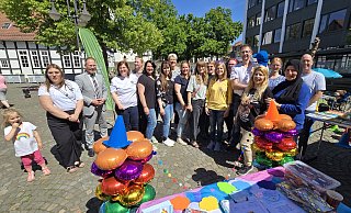 Machen sich stark für die Kindertagespflege: Tagesmütter und ein Tagesvater mit Vertretern der Stadt Bünde auf dem Rathausplatz. - Gerald Dunkel Machen sich stark für die Kindertagespflege: Tagesmütter und ein Tagesvater mit Vertretern der Stadt Bünde auf dem Rathausplatz. - Gerald Dunkel