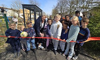 Bürgermeisterin Susanne Rutenkröger zerschneidet mit Unterstützung von Kindern aus dem Quartier das symbolische "rote Band" und eröffnet so offiziell den Spielplatz Südring/Bohnenstraße. - Gerald Dunkel Bürgermeisterin Susanne Rutenkröger zerschneidet mit Unterstützung von Kindern aus dem Quartier das symbolische "rote Band" und eröffnet so offiziell den Spielplatz Südring/Bohnenstraße. - Gerald Dunkel