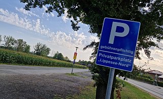 Dieser Parkplatz am Lippesee kostet nun eine Parkgebühr. Unter der Woche stellt niemand seinen Pkw hier ab, am Wochenende bleibt vielen keine andere Wahl. - Pauline Maus Dieser Parkplatz am Lippesee kostet nun eine Parkgebühr. Unter der Woche stellt niemand seinen Pkw hier ab, am Wochenende bleibt vielen keine andere Wahl. - Pauline Maus
