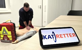 Bei Herz-Kreislauf-Stillstand ist eine sofortige Reanimation notwendig. Mit der Kat-Retter-App können auch medizinisch versierte Ersthelfer in der Nachbarschaft zum Lebensretter werden. Symbolbild. - Thomas Kube Bei Herz-Kreislauf-Stillstand ist eine sofortige Reanimation notwendig. Mit der Kat-Retter-App können auch medizinisch versierte Ersthelfer in der Nachbarschaft zum Lebensretter werden. Symbolbild. - Thomas Kube