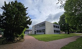 Am bereits bekannten Pavillon sollen Räume in Holzmodulweise entstehen und genutzt werden. Sie sollen direkt an das bestehende Gebäude angebaut werden. Somit kann das Treppenhaus des bestehenden Pavillongebäudes genutzt werden. - Gerald Dunkel Am bereits bekannten Pavillon sollen Räume in Holzmodulweise entstehen und genutzt werden. Sie sollen direkt an das bestehende Gebäude angebaut werden. Somit kann das Treppenhaus des bestehenden Pavillongebäudes genutzt werden. - Gerald Dunkel