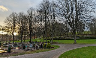 Viel Wiese, wenig Grab: Der Westfriedhof Höxter in Lütmarsen. Hier werden wohl ab April keine neuen Bestattungen durchgeführt. - Moritz Räker Viel Wiese, wenig Grab: Der Westfriedhof Höxter in Lütmarsen. Hier werden wohl ab April keine neuen Bestattungen durchgeführt. - Moritz Räker