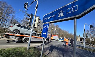 Der Fengon wird von einem Abschleppunternehmen abtransportiert. Die Fahrerin fuhr an der Ampel auf einen Fahrschulwagen auf. - Gerald Dunkel Der Fengon wird von einem Abschleppunternehmen abtransportiert. Die Fahrerin fuhr an der Ampel auf einen Fahrschulwagen auf. - Gerald Dunkel