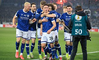 Die Spieler von Arminia Bielefeld feiern ihre Kollektivleistung im Pokal-Viertelfinale gegen Werder Bremen. - Oliver Krato Die Spieler von Arminia Bielefeld feiern ihre Kollektivleistung im Pokal-Viertelfinale gegen Werder Bremen. - Oliver Krato
