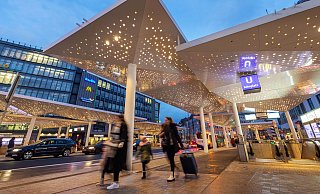 Qualm in der Luft, Kippen auf dem Boden: Ein Bielefelder fordert ein Rauchverbot an allen Mobiel-Haltestellen, auch hier am Jahnplatz. - Oliver Krato Qualm in der Luft, Kippen auf dem Boden: Ein Bielefelder fordert ein Rauchverbot an allen Mobiel-Haltestellen, auch hier am Jahnplatz. - Oliver Krato