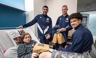 Patient Alec Meinicke bekommt Besuch von den Arminiaspieler Nassim Boujellab, Louis Oppie und Joel Felix. - Oliver Krato Patient Alec Meinicke bekommt Besuch von den Arminiaspieler Nassim Boujellab, Louis Oppie und Joel Felix. - Oliver Krato