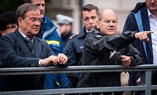Armin Laschet und Olaf Scholz besuchen Stolberg bei Aachen. - Foto: Marius Becker/dpa-Pool/dpa Armin Laschet und Olaf Scholz besuchen Stolberg bei Aachen. - Foto: Marius Becker/dpa-Pool/dpa