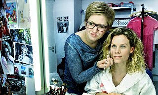 Setzt den Pinsel an: Maskenbildnerin Ina Heidemann (links) schminkt Sängerin Nienke Otten. In einer Stunde wird sie auf der Bühne stehen. - Barbara Franke Setzt den Pinsel an: Maskenbildnerin Ina Heidemann (links) schminkt Sängerin Nienke Otten. In einer Stunde wird sie auf der Bühne stehen. - Barbara Franke