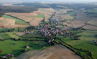 Erkeln ist umgeben von Bergen, liegt quasi wie in einem Trichter. Bei der historischen Schlammflut am 15. Oktober schoss das Wasser von allen Seiten ins Dorf. - Thomas Behler Erkeln ist umgeben von Bergen, liegt quasi wie in einem Trichter. Bei der historischen Schlammflut am 15. Oktober schoss das Wasser von allen Seiten ins Dorf. - Thomas Behler