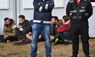 Wachpersonal steht vor der Zentralen Erstaufnahmeeinrichtung für Asylbewerber (ZABH) des Landes Brandenburg in Eisenhüttenstadt. - Patrick Pleul/dpa-Zentralbild/dpa Wachpersonal steht vor der Zentralen Erstaufnahmeeinrichtung für Asylbewerber (ZABH) des Landes Brandenburg in Eisenhüttenstadt. - Patrick Pleul/dpa-Zentralbild/dpa