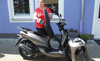 Im Juli wurde der Roller von Natascha Birkholz gestohlen und demoliert. Hier ist sie mit ihrem zerstörten Motorroller vor ihrem Domizil in der Wittekindshofer Wohngemeinschaft am Glatzer Garten zu sehen. - Karsten Schulz Im Juli wurde der Roller von Natascha Birkholz gestohlen und demoliert. Hier ist sie mit ihrem zerstörten Motorroller vor ihrem Domizil in der Wittekindshofer Wohngemeinschaft am Glatzer Garten zu sehen. - Karsten Schulz