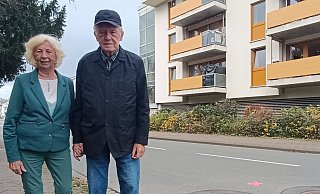 Ingrid Fölling (83) und Werner Oberschelp (86) stehen an der Elsestraße vor dem "Domizil an der Else". - Sven Hauhart Ingrid Fölling (83) und Werner Oberschelp (86) stehen an der Elsestraße vor dem "Domizil an der Else". - Sven Hauhart