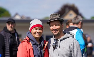 Unter Menschen: Melanie Franke und ihr Mann Tobias freuen sich, endlich wieder gemeinsam draußen sein zu können und gemeinsam an Veranstaltungen teilnehmen zu können. - Yvonne Gottschlich Unter Menschen: Melanie Franke und ihr Mann Tobias freuen sich, endlich wieder gemeinsam draußen sein zu können und gemeinsam an Veranstaltungen teilnehmen zu können. - Yvonne Gottschlich
