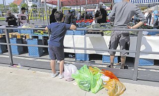 Tüten über Tüten: So sieht der normale Einkauf auf dem hinteren Kesselbrink-Markt aus. - Kurt Ehmke Tüten über Tüten: So sieht der normale Einkauf auf dem hinteren Kesselbrink-Markt aus. - Kurt Ehmke