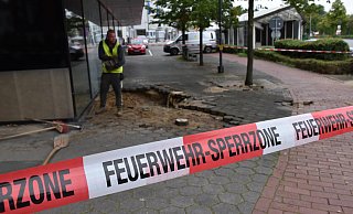 Da es sich bei dem gerissenen Rohr um eine PVC-Leitung handelt, dauern die Abpumparbeiten länger. - Sara Mattana Da es sich bei dem gerissenen Rohr um eine PVC-Leitung handelt, dauern die Abpumparbeiten länger. - Sara Mattana