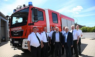 Freuen sich über das neue Katastrophenschutz-Fahrzeug für die Löschgruppe Südlengern: Leiter der Feuerwehr Frank Rieke (v. l.), Löschgruppenführer Tim Erdbrügger, stellv. Löschgruppenführer Tobias Hurlbrink, Bürgermeister Rüdiger Meier, Kreisbrandmeister Bernd Kröger, Landrat Jürgen Müller, stellv. Löschgruppenführer Matthias Kuhle, stellv. Kreisbrandmeister Holger Klann. - Louisa Kohnert Freuen sich über das neue Katastrophenschutz-Fahrzeug für die Löschgruppe Südlengern: Leiter der Feuerwehr Frank Rieke (v. l.), Löschgruppenführer Tim Erdbrügger, stellv. Löschgruppenführer Tobias Hurlbrink, Bürgermeister Rüdiger Meier, Kreisbrandmeister Bernd Kröger, Landrat Jürgen Müller, stellv. Löschgruppenführer Matthias Kuhle, stellv. Kreisbrandmeister Holger Klann. - Louisa Kohnert