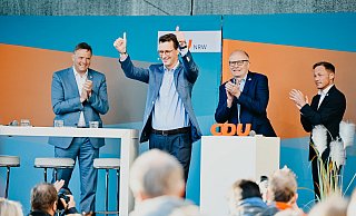 Hendrik Wüst (2. v. l.), Spitzenkandidat der CDU zur NRW-Landtagswahl, lässt sich vor dem Paderborner Rathaus von den Zuschauern feiern. Auch die CDU-Landtagskandidaten Matthias Goeken (l., Kreis Höxter) sowie Bernhard Hoppe-Biermeyer und Daniel Sieveke (r.) applaudieren. - Besim Mazhiqi Hendrik Wüst (2. v. l.), Spitzenkandidat der CDU zur NRW-Landtagswahl, lässt sich vor dem Paderborner Rathaus von den Zuschauern feiern. Auch die CDU-Landtagskandidaten Matthias Goeken (l., Kreis Höxter) sowie Bernhard Hoppe-Biermeyer und Daniel Sieveke (r.) applaudieren. - Besim Mazhiqi