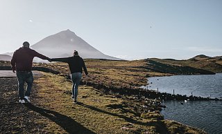 Die letzten Tage auf den Azoren: Lukas Linnebrügger und Sophie Luchtmeier vor dem Pico am Lago de Capitao auf Pico. - Sophie Luchtmeier Die letzten Tage auf den Azoren: Lukas Linnebrügger und Sophie Luchtmeier vor dem Pico am Lago de Capitao auf Pico. - Sophie Luchtmeier