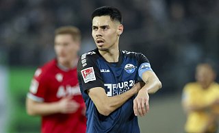 Rechtsverteidiger Raphael Obermair trug in der vergangenen Spielzeit die Kapitänsbinde beim SC Paderborn. Führt er die Ostwestfalen auch in der anstehenden Saison aufs Feld? Das lässt Trainer Rald Kettemann derzeit noch offen. - picture alliance / DeFodi Images Rechtsverteidiger Raphael Obermair trug in der vergangenen Spielzeit die Kapitänsbinde beim SC Paderborn. Führt er die Ostwestfalen auch in der anstehenden Saison aufs Feld? Das lässt Trainer Rald Kettemann derzeit noch offen. - picture alliance / DeFodi Images