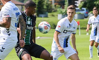 Nick Bätzner (rechts) gehörte in den vier Testspielen der Vorbereitung zu den auffälligsten Akteuren des SC Paderborn. Hier ist er im Duell mit Hannover 96 zu sehen. - Oliver Krato Nick Bätzner (rechts) gehörte in den vier Testspielen der Vorbereitung zu den auffälligsten Akteuren des SC Paderborn. Hier ist er im Duell mit Hannover 96 zu sehen. - Oliver Krato