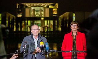 Die Bundesvorsitzenden der SPD, Norbert Walter-Borjans und Saskia Esken, geben kurz vor Beginn des Koalitionsausschusses vor dem Bundeskanzleramt ein Pressestatement ab. - Foto: Christoph Soeder/dpa Die Bundesvorsitzenden der SPD, Norbert Walter-Borjans und Saskia Esken, geben kurz vor Beginn des Koalitionsausschusses vor dem Bundeskanzleramt ein Pressestatement ab. - Foto: Christoph Soeder/dpa