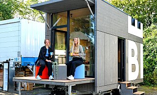 Die Projektleiterinnen Félice Wittrin (l.) und Alisa Flaskämper haben es sich auf der Terrasse gemütlich gemacht. - Barbara Franke Die Projektleiterinnen Félice Wittrin (l.) und Alisa Flaskämper haben es sich auf der Terrasse gemütlich gemacht. - Barbara Franke