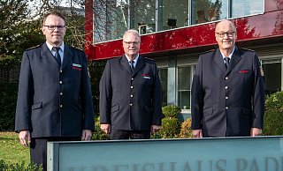 Jetzt im Dreierteam: Kreisbrandmeister Elmar Keuter (M.) mit seinen beiden Stellvertretern Christoph Müller (l.) und Andreas Müller (r.) vor dem Paderborner Kreishaus. - Ralph Meyer Jetzt im Dreierteam: Kreisbrandmeister Elmar Keuter (M.) mit seinen beiden Stellvertretern Christoph Müller (l.) und Andreas Müller (r.) vor dem Paderborner Kreishaus. - Ralph Meyer