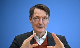 Bundesgesundheitsminister Karl Lauterbach stellt die Ampel-Pläne zur Cannabis-Legalisierung vor. - Britta Pedersen/dpa Bundesgesundheitsminister Karl Lauterbach stellt die Ampel-Pläne zur Cannabis-Legalisierung vor. - Britta Pedersen/dpa