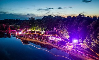 Die Premiere des Sennebeach-Festival lief erfolgreich an Schlotmanns See in Hövelhof. Ausrichter war der Kulturverein Sennekult. - Dennis Daletzki Die Premiere des Sennebeach-Festival lief erfolgreich an Schlotmanns See in Hövelhof. Ausrichter war der Kulturverein Sennekult. - Dennis Daletzki