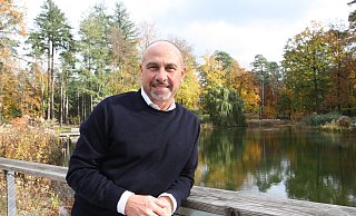 Andreas Bee – hier an den Mersmannteichen auf dem Gartenschaugelände – war fast elf Jahre Bürgermeister in Bad Lippspringe. Am 31. Oktober endete seine Amtszeit, in der er viele Projekte verwirklichen konnte. - Uwe Müller Andreas Bee – hier an den Mersmannteichen auf dem Gartenschaugelände – war fast elf Jahre Bürgermeister in Bad Lippspringe. Am 31. Oktober endete seine Amtszeit, in der er viele Projekte verwirklichen konnte. - Uwe Müller