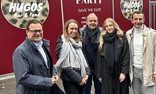 Mit dem "Hugos" zieht eine Bar für die junge Generation in die Viktoriastraße. Darüber freuen sich Lars Bökenkröger (v. l.), Eva Schweke (Wirtschaftsförderung), Carsten und Greta Tölken sowie Patrick Zahn. - Nicole Sielermann Mit dem "Hugos" zieht eine Bar für die junge Generation in die Viktoriastraße. Darüber freuen sich Lars Bökenkröger (v. l.), Eva Schweke (Wirtschaftsförderung), Carsten und Greta Tölken sowie Patrick Zahn. - Nicole Sielermann