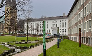 Das Haus des Handwerks (hinten) - ehemals die Disco "Stadtpalais" - soll für eine Erweiterung des Gymnasiums am Waldhof (vorn im Bild) weichen. - Andreas Zobe Das Haus des Handwerks (hinten) - ehemals die Disco "Stadtpalais" - soll für eine Erweiterung des Gymnasiums am Waldhof (vorn im Bild) weichen. - Andreas Zobe