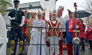 Vor der Freitreppe des Alten Patrimonialgerichts zu Fürstenberg präsentieren sich das junge FCC-Kinderprinzenpaar Lasse Duhme und Mia Traphan (vorne) sowie dahinter v. l. Hoppeditz mit Florian Schütten, Bär Julian Hilllebrand, FCC-Präsident Uwe Feddermann, FCC-Vorstandmitglied Frank Reutter, Storch Marvin Friedrich und Teufelsgeiger Peter Fischer. - Birgitta Wieskotten Vor der Freitreppe des Alten Patrimonialgerichts zu Fürstenberg präsentieren sich das junge FCC-Kinderprinzenpaar Lasse Duhme und Mia Traphan (vorne) sowie dahinter v. l. Hoppeditz mit Florian Schütten, Bär Julian Hilllebrand, FCC-Präsident Uwe Feddermann, FCC-Vorstandmitglied Frank Reutter, Storch Marvin Friedrich und Teufelsgeiger Peter Fischer. - Birgitta Wieskotten