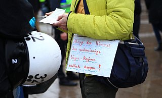 Auch in anderen Städten haben sich zuletzt Kritiker der Corona-Maßnahmen formiert. In Bielefeld wollen jetzt etwa 200 Menschen an einer Protest-Demo durch die Innenstadt teilnehmen. - Symbolfoto: imago images/Hanno Bode Auch in anderen Städten haben sich zuletzt Kritiker der Corona-Maßnahmen formiert. In Bielefeld wollen jetzt etwa 200 Menschen an einer Protest-Demo durch die Innenstadt teilnehmen. - Symbolfoto: imago images/Hanno Bode