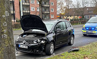 Ein 82-jähriger Autofahrer kam mit seinem VW Golf auf dem Berliner Ring nach links von der Fahrbahn ab und kollidierte mit einem Straßenbaum auf dem Mittelstreifen. - Ralph Meyer Ein 82-jähriger Autofahrer kam mit seinem VW Golf auf dem Berliner Ring nach links von der Fahrbahn ab und kollidierte mit einem Straßenbaum auf dem Mittelstreifen. - Ralph Meyer